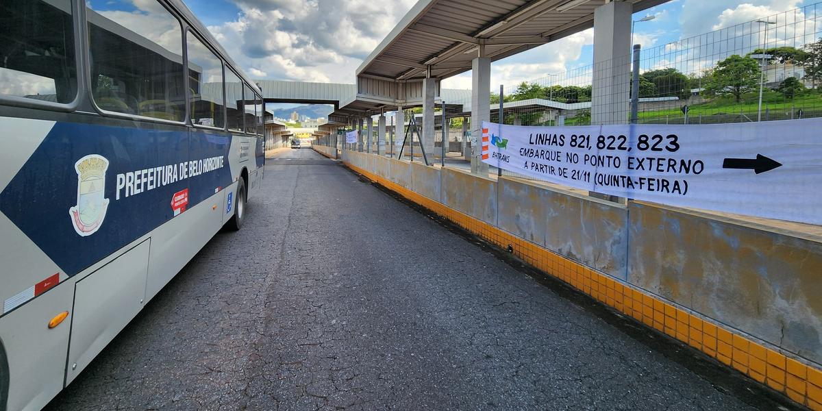 Faixa informa que linhas 821, 822, 823 e 9550 serão transferidas da Estação José Cândido da Silveira a partir desta quinta (21) (Maurício Vieira / Hoje em Dia)