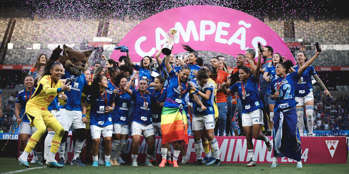 Cabulosas com o troféu de campeãs mineiras 2024 (Gustavo Martins / Cruzeiro)