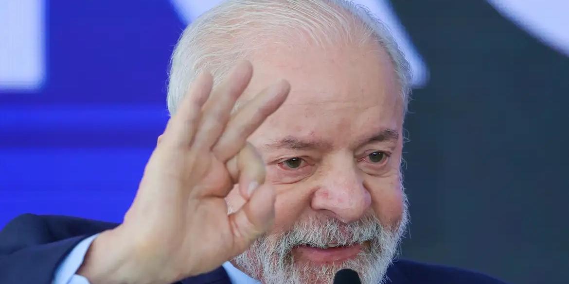 Lula discursou, no Palácio do Planalto, durante cerimônia para apresentação de revisão de contratos de concessão de rodovias e atração de investimentos privados em infraestrutura de transporte (FABIO RODRIGUES-POZZEBOM/ AGÊNCIA BRASIL)