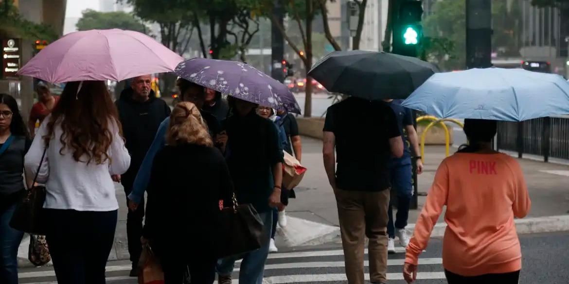 É esperada chuva de intensidade moderada a forte nesta sexta em BH, acompanhada de trovoadas e rajadas de vento, a partir do final da tarde (PAULO PINTO/AGÊNCIA BRASIL)