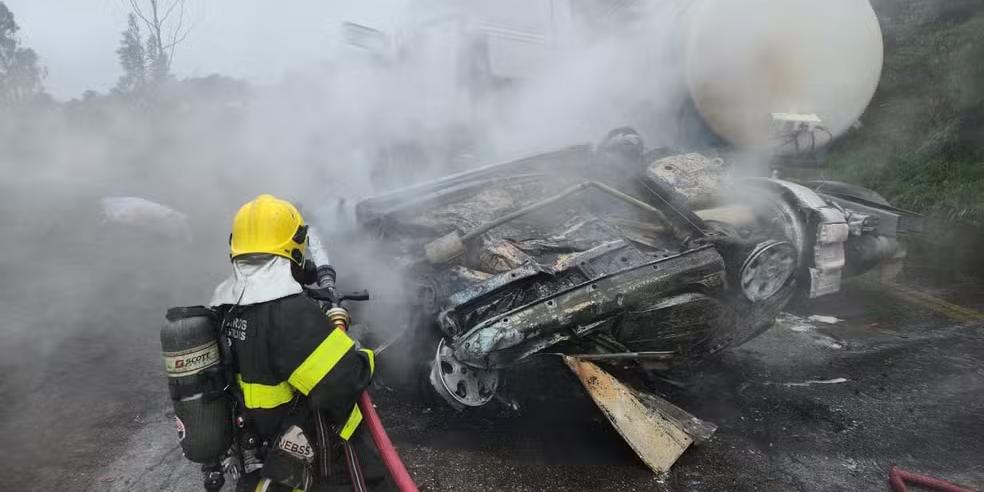 Veículo de passeio ficou completamente destruído após pegar fogo (Corpo de Bombeiros/Divulgação)