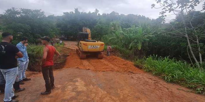 Chuvas intensas romperam a pista nos kms 21 e 23 da LMG-744 (DER/Divulgação)