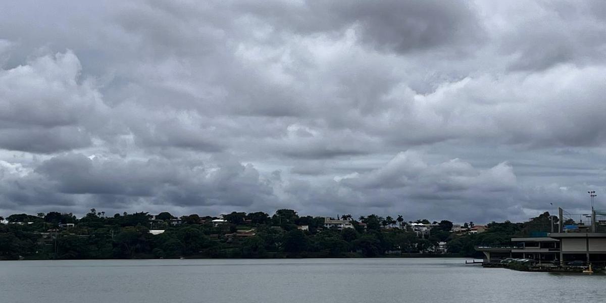 Região da Pampulha, em BH, amanheceu com céu nublado neste domingo (Fernando Michel/Hoje em Dia)