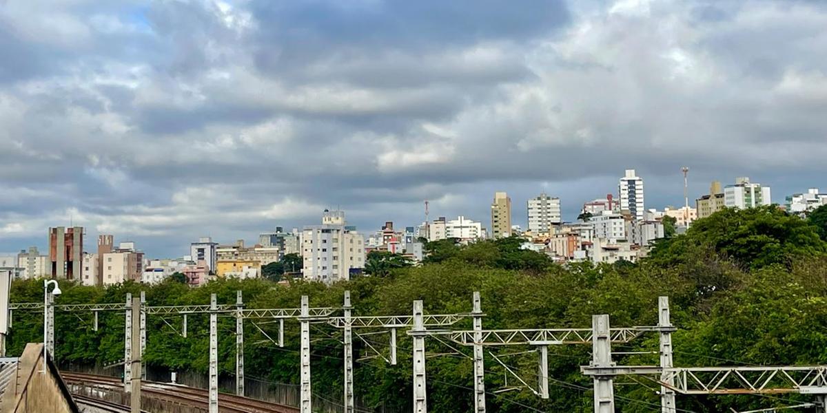 Umidade relativa do ar deve ficar em torno de 45% na tarde desta segunda em BH (Valéria Marques)