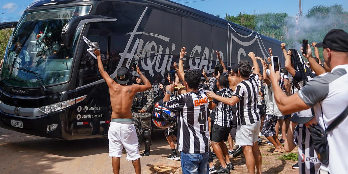 Torcida do Galo prepara festa em dia de embarque da delegação rumo "A Glória Eterna" (Daniela Veiga / Atlético)