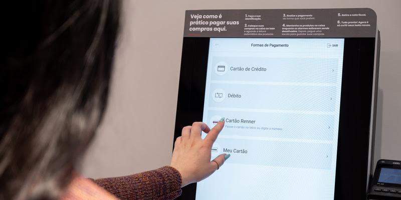 Terminais de autoatendimento na Renner (Fabiano Panizzi/ divulgação FSB Comunicação)