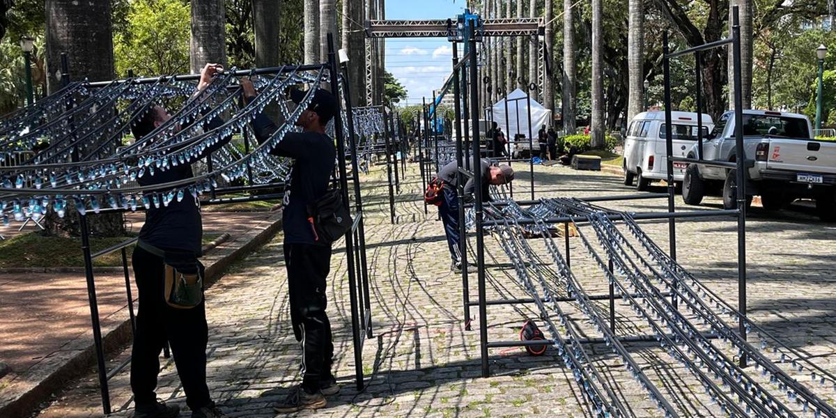 Montagem da iluminação de Natal da Praça da Liberdade, que será inaugurada na próxima sexta-feira (29) (Fernando Michel / Hoje em Dia)