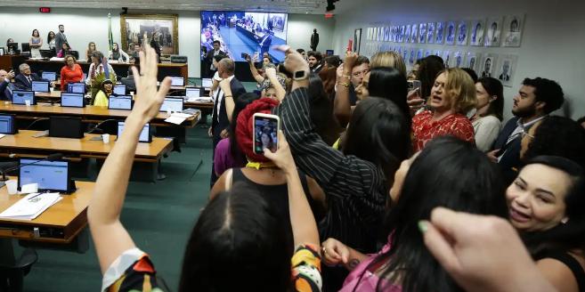 Com gritos de “criança não é mãe e estuprador não é pai” e “retira a PEC”, manifestantes ocuparam o plenário da CCJ e interromperam o andamento da discussão (Lula Marques / Agência Brasil)