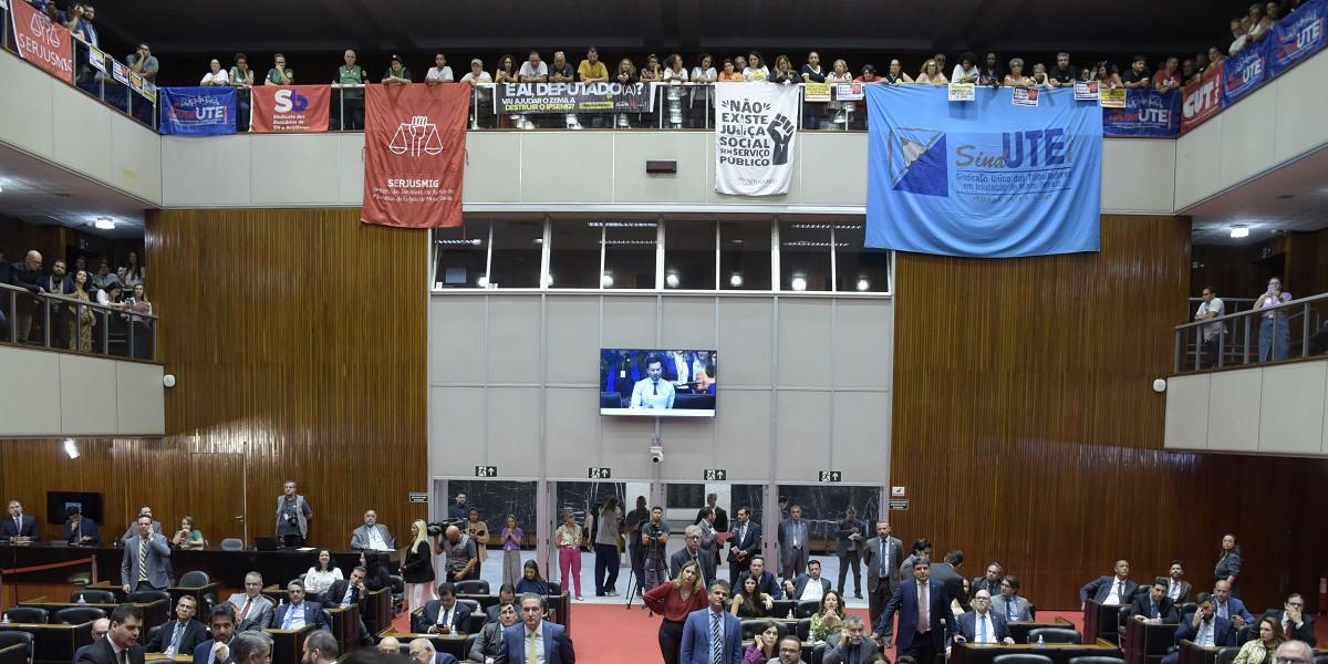 Manifestantes lotaram as galerias e oposição tentou obstruir, mas maioria apoiou proposta do governador (Daniel Protzner / ALMG)