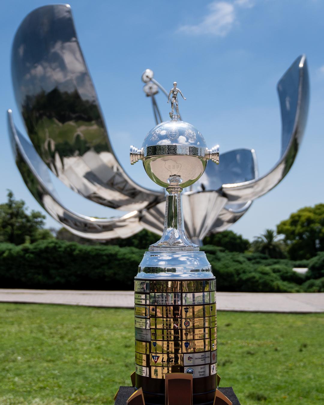 Troféu ganha espaços para mais placas de campeões (Divulgação / Conmebol Libertadores)