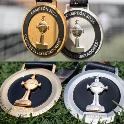 Medalhas Libertadores de 2024 e 2023, respectivamente (Montagem / Fotos: Divulgação - Conmebol Libertadores)