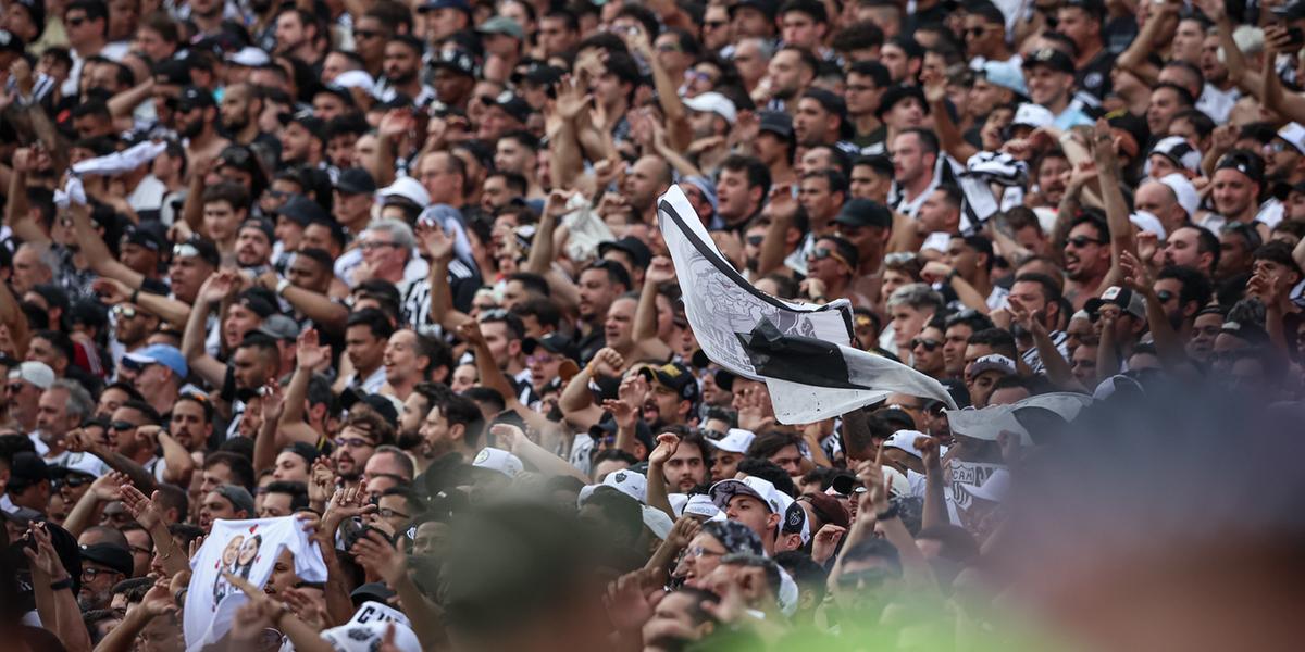 Torcida na bronca com Milito após vice da Libertadores (Pedro Souza / Atlético)