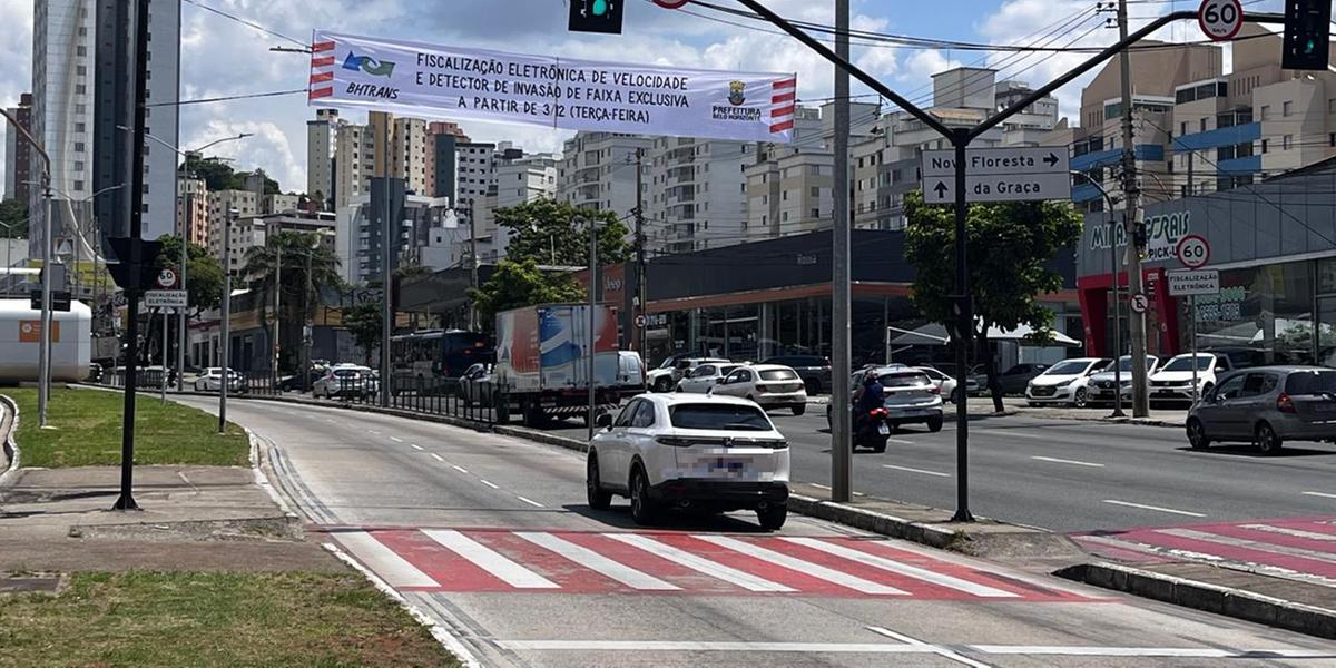 Equipamento instalado na pista do Move da avenida Cristiano Machado começa a multar motoristas infratores a partir desta terça (Fernando Michel)