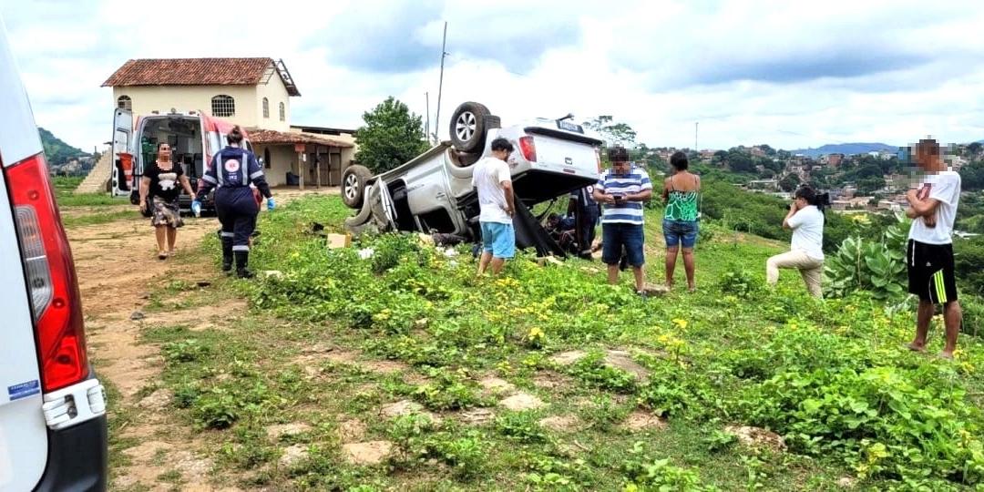 A picape capotou na tarde deste domingo na estrada que dá acesso ao Pico do Ibituruna (PMMG/Divulgação)