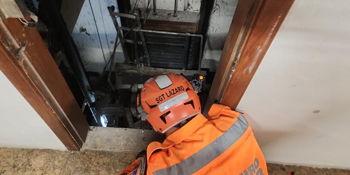 Elevador despencou do 17º andar quando a vítima trabalhava na casa de máquinas (Corpo de Bombeiros/Divulgação)