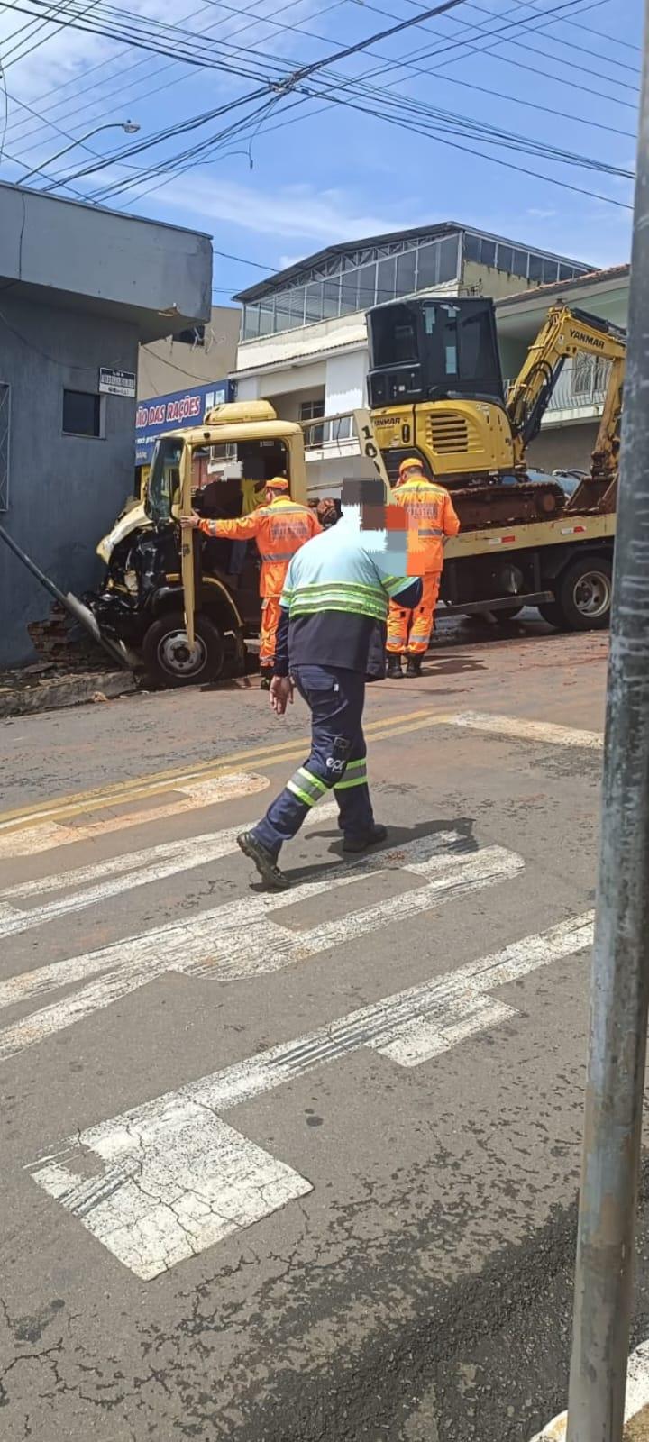 Caminhão ainda acertou o muro de uma residência após acidente com ambulância (Corpo de Bombeiros / Divulgação)