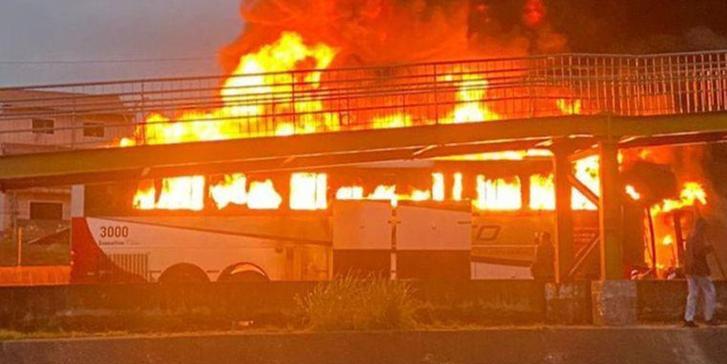 Ônibus com cruzeirenses é atacado e incendiado por organizada do Palmeiras (Reprodução / Redes Sociais)