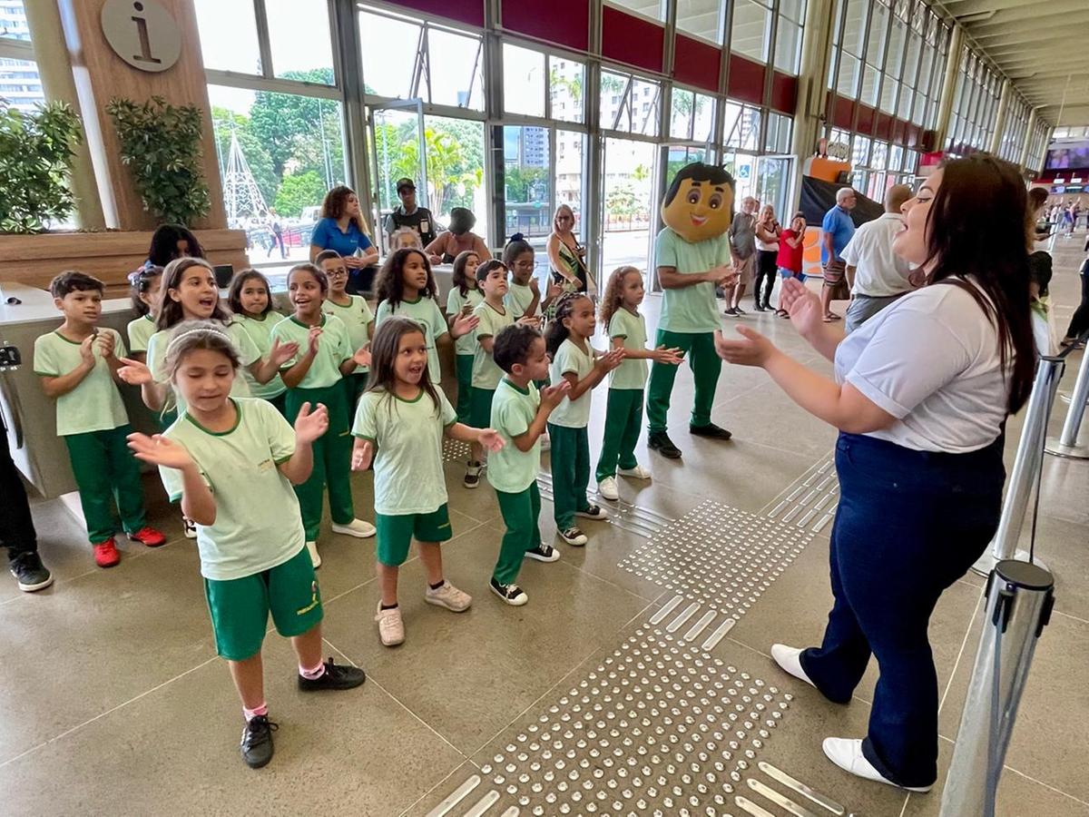 Coral infantil do Sistema Divina Providência se apresentou pela manhã na rodoviária de BH (Valéria Marques / Hoje em Dia)