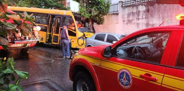 Bombeiros socorrem motorista de van que bateu em árvore no bairro Santa Efigênia (Divulgação / CBMMG)