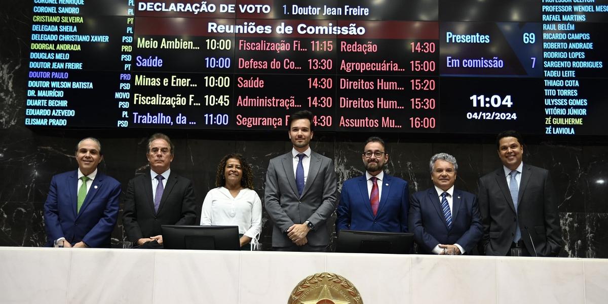 Tadeuzinho e os integrantes da Mesa que irão assumir a partir de 1º de fevereiro (Alexandre Netto / ALMG)