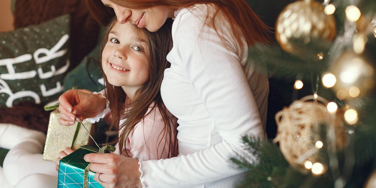 Maioria dos presentes deve ir para os filhos, que vão ganhar, principalmente, roupas e brinquedos (Prostooleh/Freepik)