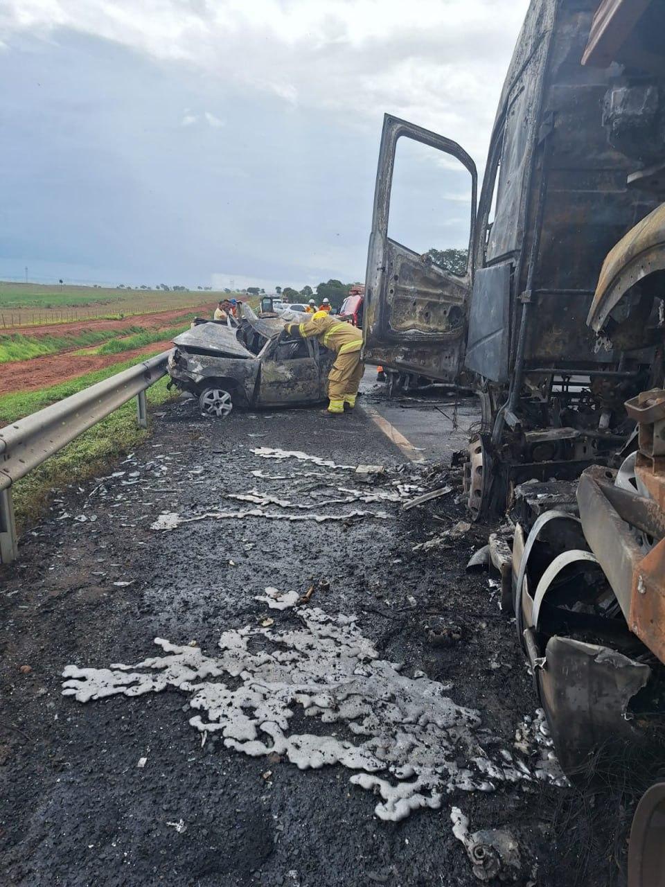 Carro e carreta pegaram fogo após engavetamento na BR-356 (Divulgação / CBMMG)