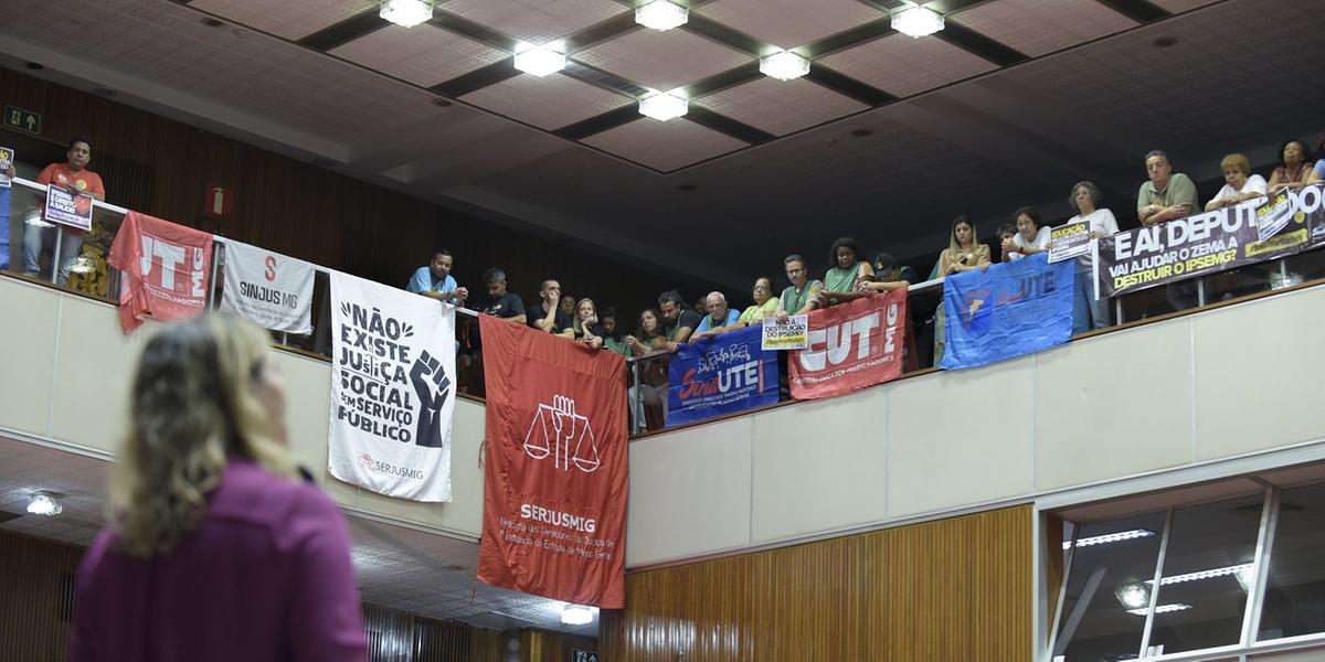 Votação foi marcada por protestos de servidores no plenário (Daniel Protzner / ALMG)