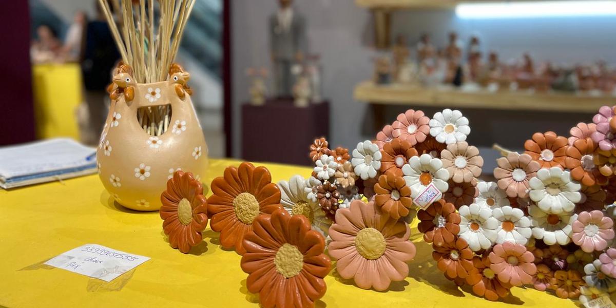 Flores em argila do Vale do Jequitinhonha presente na 35ª Feira Nacional de Artesanato no Expominas (Valéria Marques / Hoje em Dia)