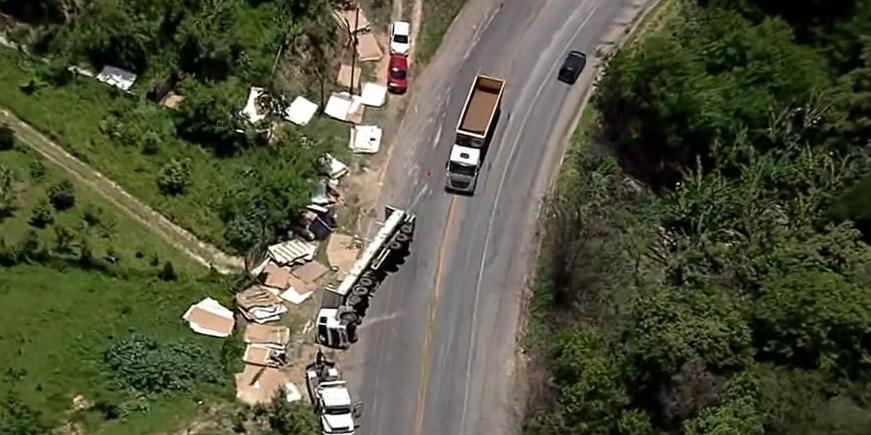 Motoristas devem ter paciência ao passar pelo local (Reprodução/TV Globo)