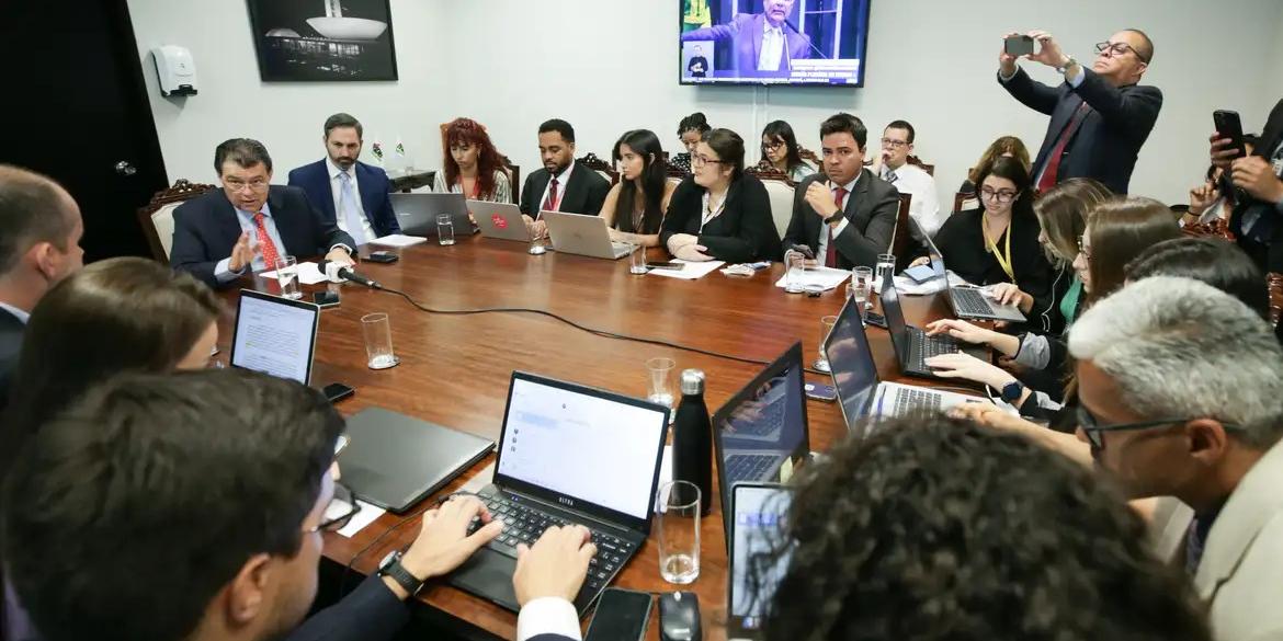 Relator da reforma tributária, Senador Eduardo Braga durante coletiva a imprensa para esclarecer alguns pontos antes da leitura oficial do parecer da proposta de regulamentação da Reforma Tributária (LULA MARQUES/ AGÊNCIA BRASIL)