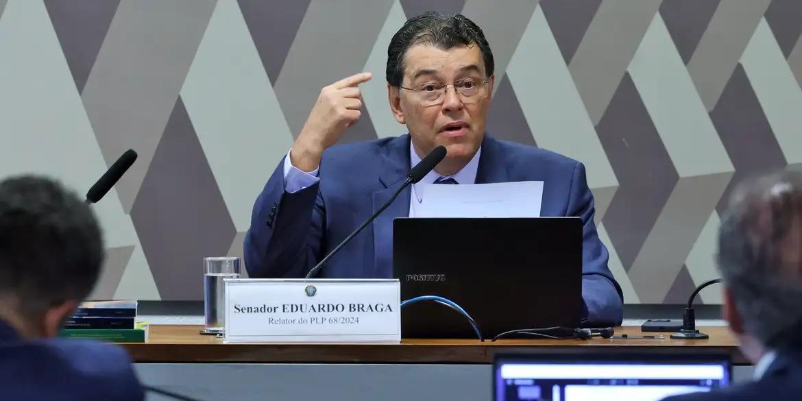 Relator da reforma tributária, senador Eduardo Braga, durante reunião da Comissão de Constituição, Justiça e Cidadania (CCJ) (ANTÔNIO CRUZ/AGÊNCIA BRASIL)