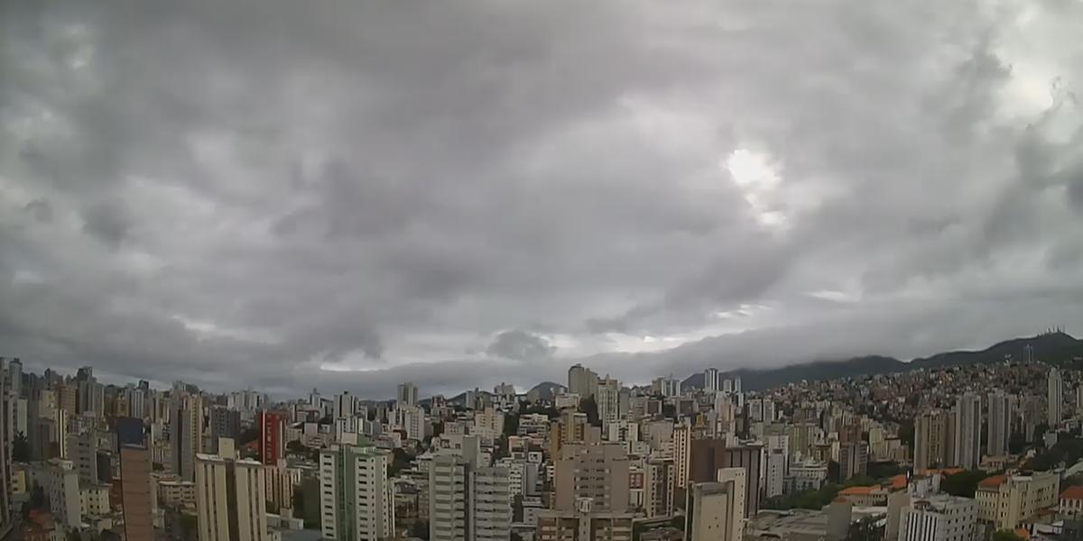 BH amanheceu com céu nublado nesta quinta, com chuva fina em alguns pontos da cidade (Clima ao Vivo/Reprodução)