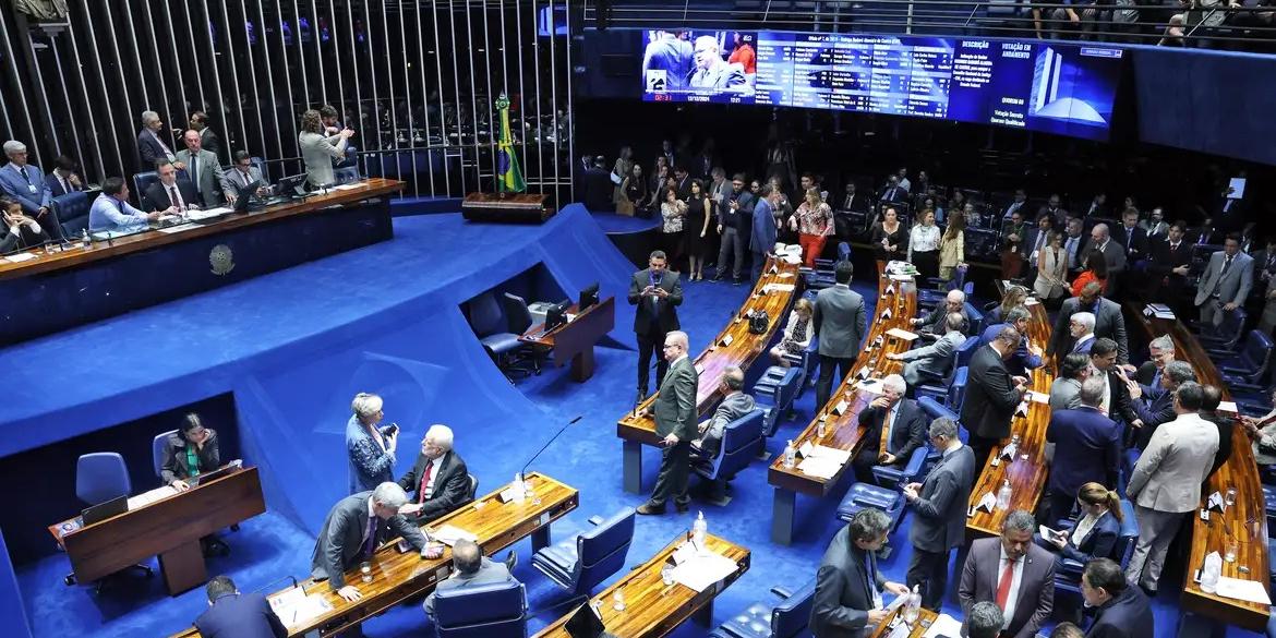 Senadores seguem analisando os destaques (Antônio Cruz/Agência Brasil)