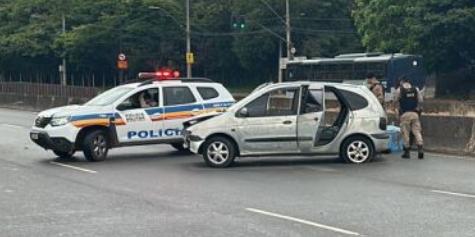 PM montou um bloqueio na avenida Teresa Cristina para interceptarem caminhão roubado (Redes Sociais/Reprodução)