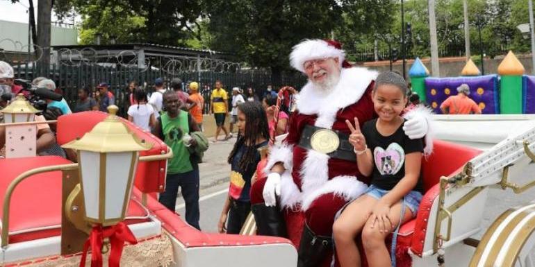 Presentes serão distribuídos pelo Papai Noel e seus ajudantes, no almoço especial de Natal (PBH/ Divulgação)