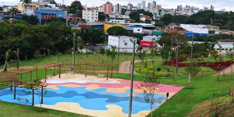 Foi plantado no parque 450 novas árvores para embelezar a área (Suziane Brugnara/PBH)