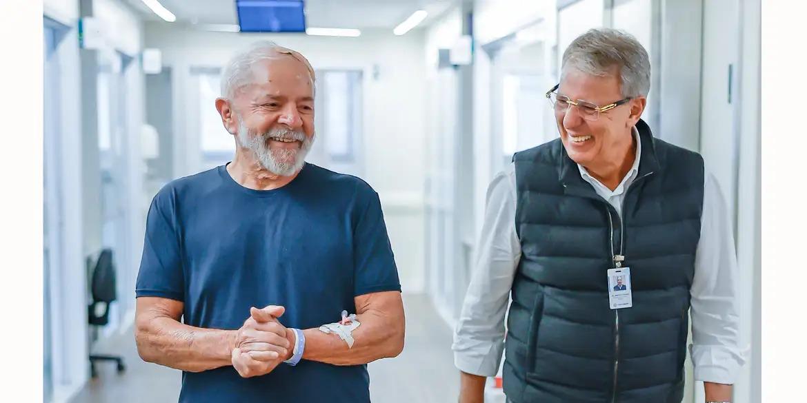 Lula caminhando por corredor do Hospital Sírio Libanês, em SP (Ricardo Stuckert/PR)