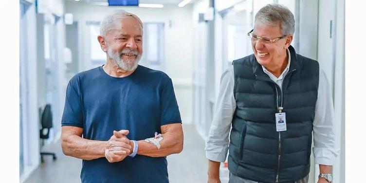 Lula caminhando por corredor do Hospital Sírio Libanês, em SP (Ricardo Stuckert/PR)