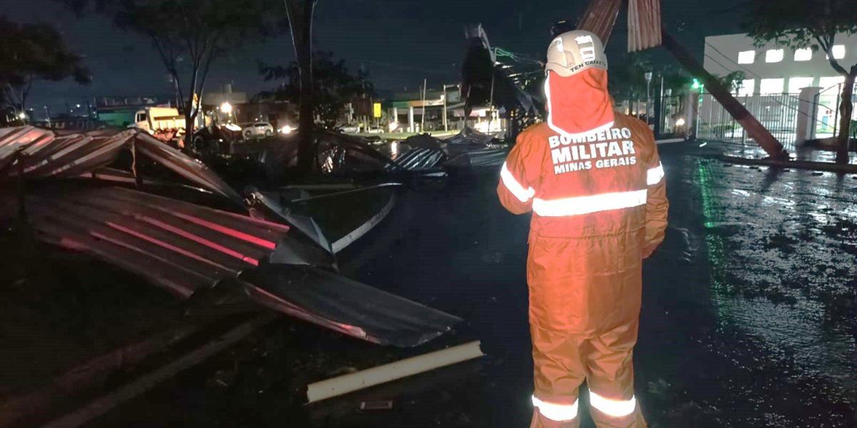 Estrutura metálica do telhado arrancado pela ventania e arremessada sobre a rede elétrica o que deixou parte do bairro sem energia (Divulgação / CBMMG)