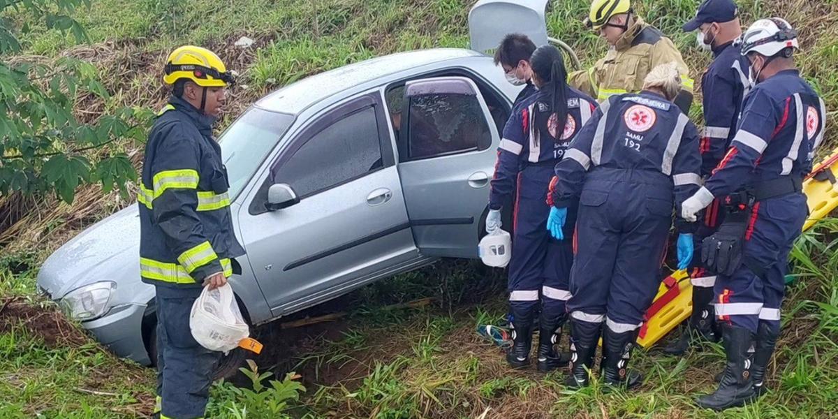 Socorristas do Samu atendem idosa que se feriu em acidente na MG-450 (Divulgação / CBMMG)