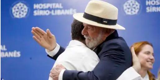 Lula cumprimenta médico após ter alta do hospital onde estava internado há seis dias (Paulo Pinto / Agência Brasil)