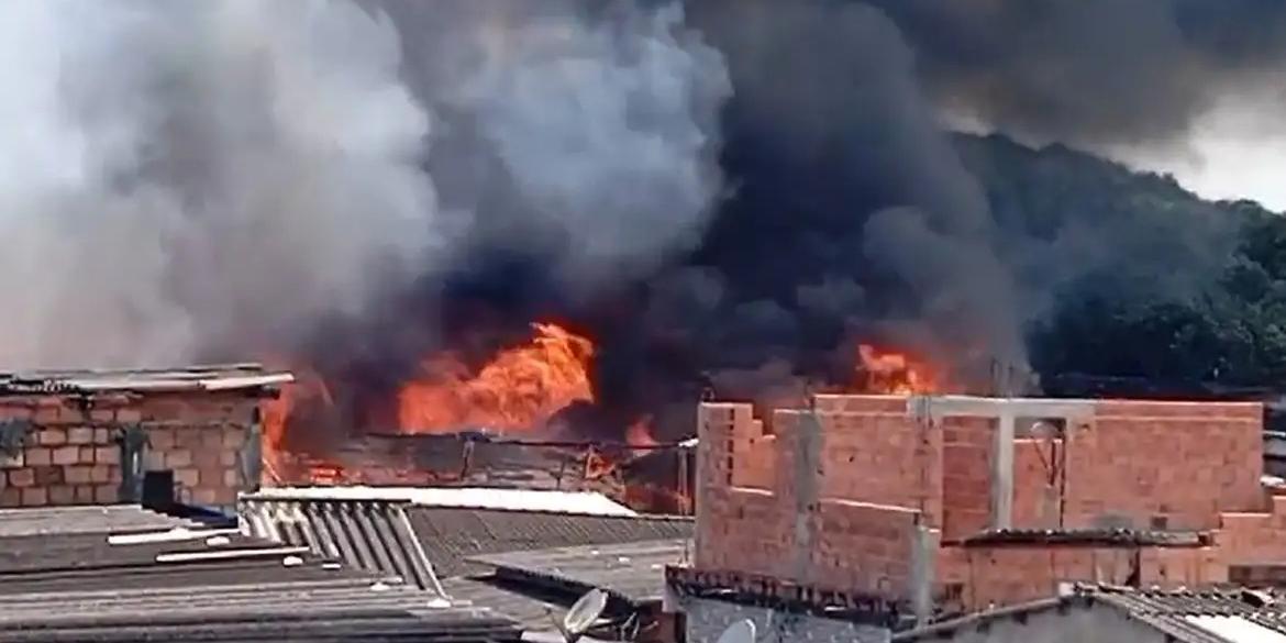 Incêndio na Vila dos Pescadores em Cubatão, São Paulo (DEFESA CIVL DE SP/DIVULGAÇÃO)