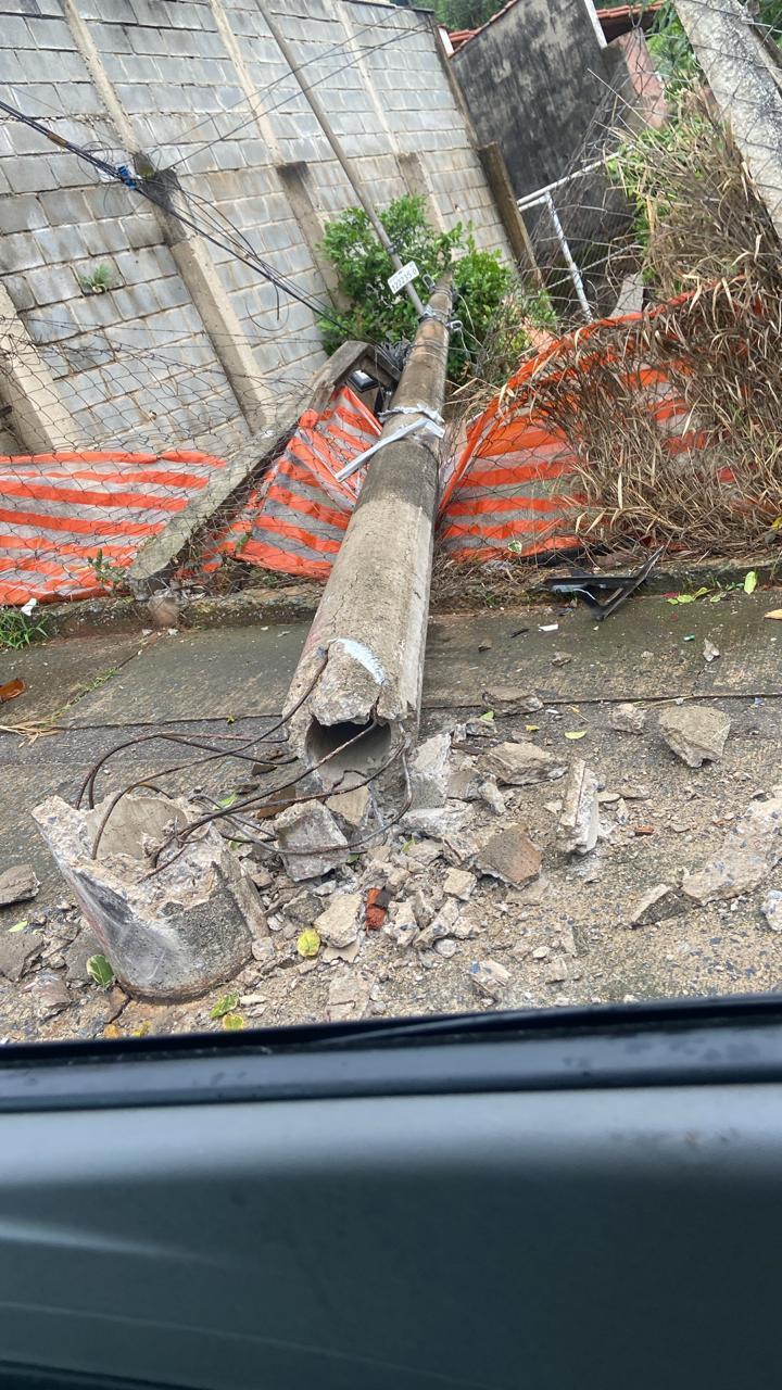 Poste caiu em um lote vago depois de ser atingido por um caminhão (CBMMG)