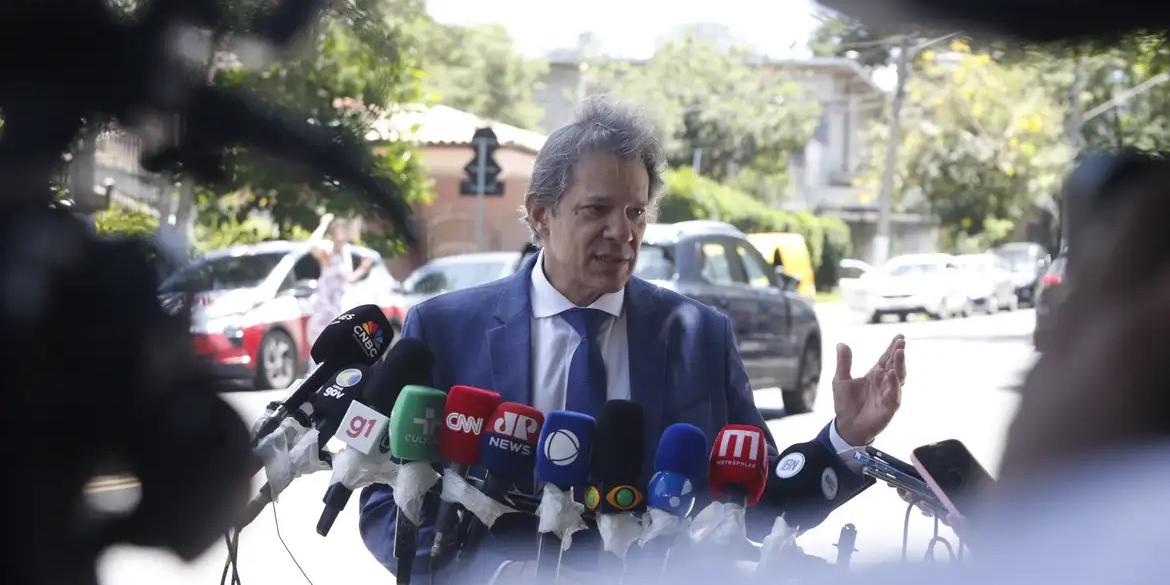 Ministro Fernando Haddad concede entrevista à imprensa na frente da casa do presidente Lula (PAULO PINTO/AGÊNCIA BRASIL)