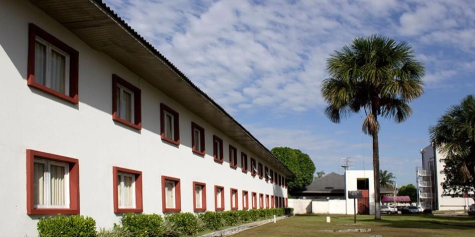 Hotel Vila Rica oferece uma ampla piscina rodeada por jardins e um lago de pesca, proporcionando um ambiente de relaxamento perfeito após dias de passeio (Belém/ Vila Rica/ Divulgação)