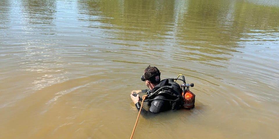 Após as buscas submersas na represa, o corpo foi encontrado e reconhecido por familiares e amigos que estavam no local (CBMMG)