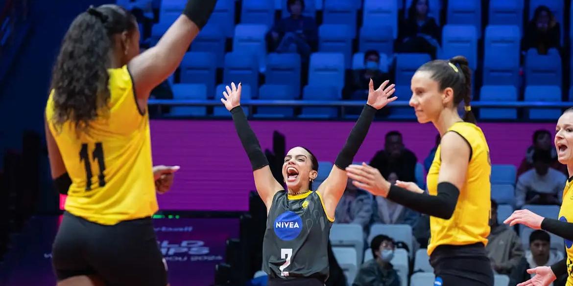 Após revés na estreia, Praia Clube vence segundo jogo na fase de grupos do Mundial de Clubes de vôlei feminino (VOLLEYBALL WORLD/DIVULGAÇÃO)