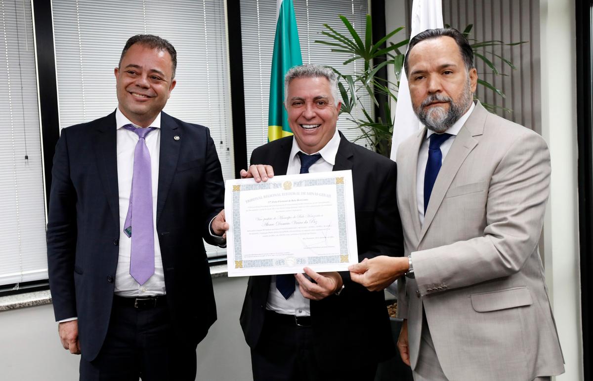 Álvaro Damião recebeu o diploma no TRE-MG; Fuad Noman não compareceu, pois se recupera de recente internação (Divulgação / TRE MG) (Assessoria de imprensa da PBH)