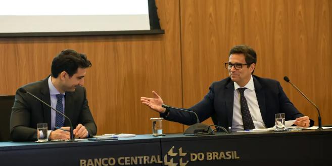 Galípolo e Campos Neto, nesta quinta-feira (19), em Brasília, durante entrevista para falar sobre o relatório de inflação do quarto trimestre (José Cruz / Agência Brasil)