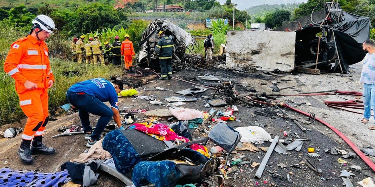 Ônibus tinha aproximadamente 45 passageiros (Corpo de Bombeiros)